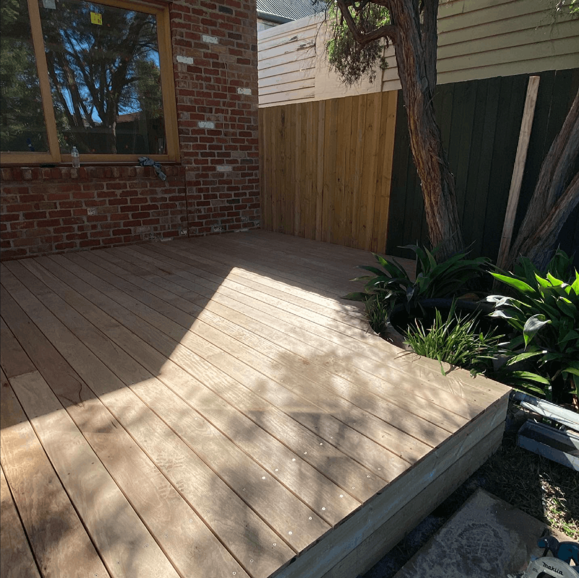 Spotted gum courtyard deck built around an established tree